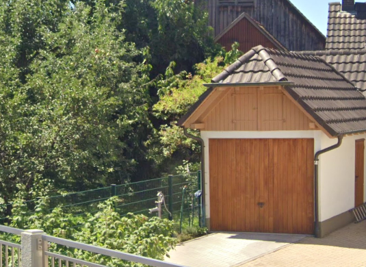 Parkplatz vor Garage